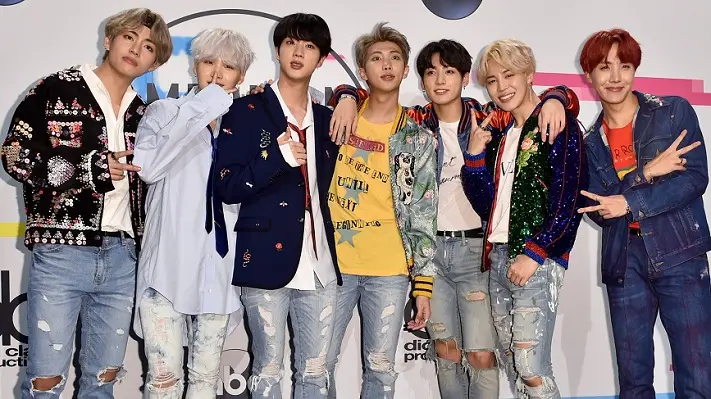 Outfit boyband BTS asal Korea ini menjadi salah satu kiblat fashion anak muda Indonesia.