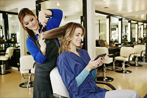 Penata rambut, atau lebih dikenal dengan istilah hairstylist, adalah para ahli seni yang memiliki kemampuan magis untuk mengubah tampilan